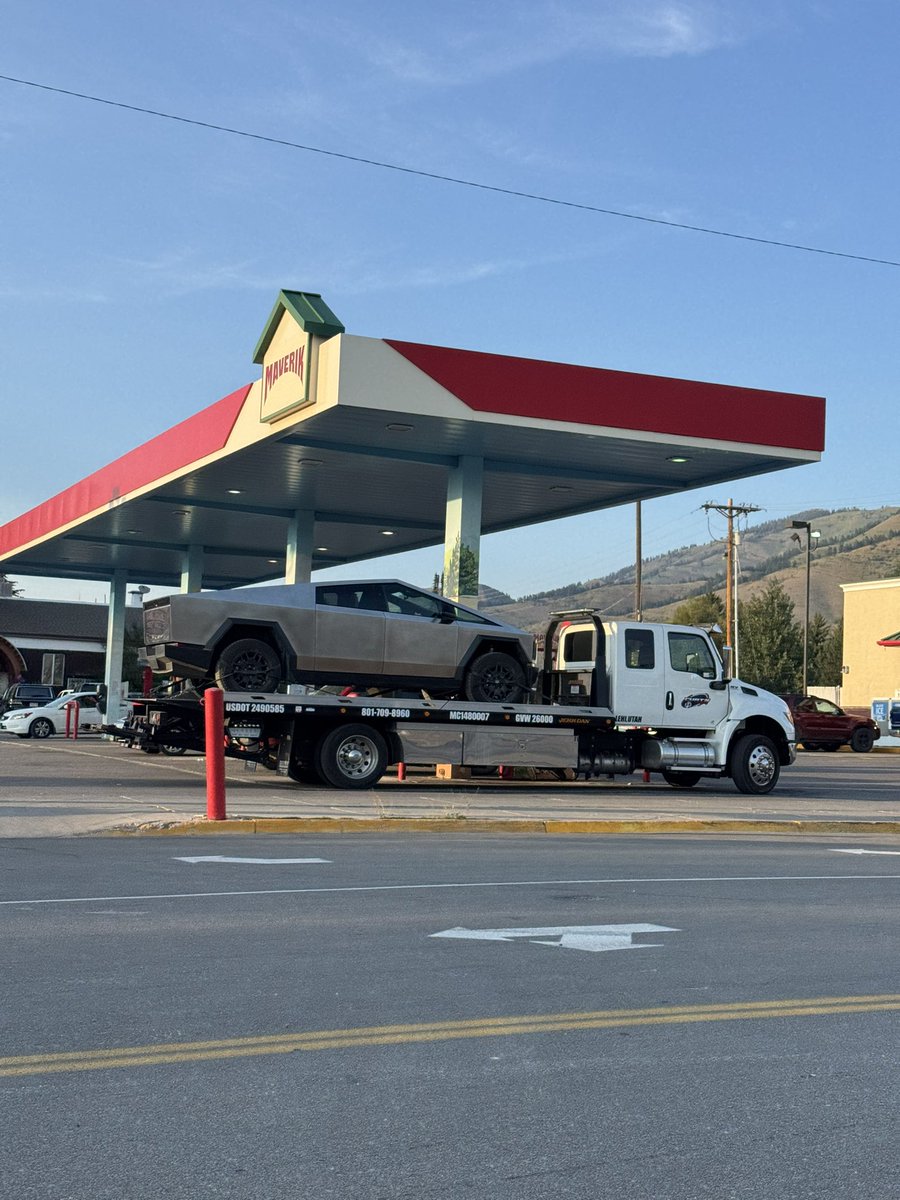 silv3rflow's tweet image. Vin 69 being towed :/ will the Cybertrucks need recalls? @elonmusk