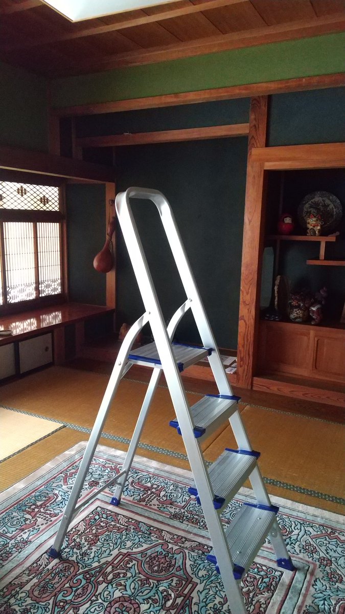 amefurito's tweet photo. 仏間の照明をLEDに替えるため、久しぶりにmy脚立を召喚。「これがないと低身長の人間はDIY高所作業���できないのよね～」なんてガチャガチャ作業しながら気が付いた。床の間の上部に、正月の注連縄飾りに使ったビニール紐が残ってた。
もう8月だよ。どんだけ見落としてたんだ……。 https://t.co/ippgpTA8w8