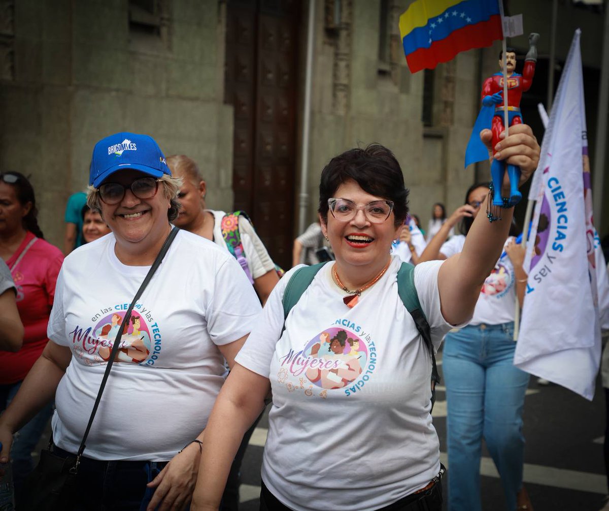 ViceVenezuela's tweet photo. #EnFotos || Desde el Palacio de Miraflores, en Caracas, el jefe de Estado, @NicolasMaduro, felicitó a las #Mujeres de la Patria por la Gran Movilización por la Paz en Venezuela, realizada en los diferentes estados del país, este viernes #02Ago. https://t.co/vMZcVj0m2C