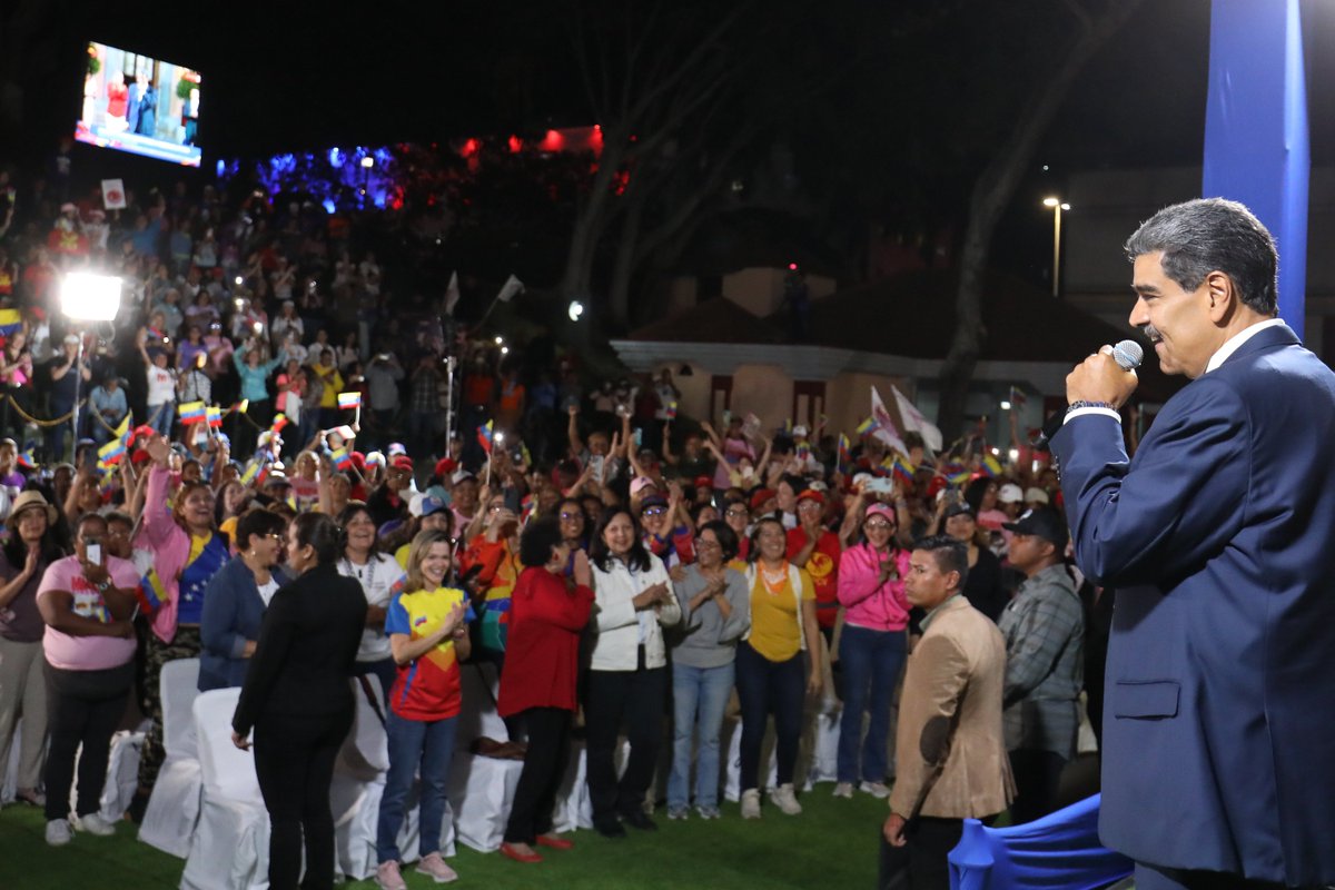 ViceVenezuela's tweet photo. #EnFotos || Desde el Palacio de Miraflores, en Caracas, el jefe de Estado, @NicolasMaduro, felicitó a las #Mujeres de la Patria por la Gran Movilización por la Paz en Venezuela, realizada en los diferentes estados del país, este viernes #02Ago. https://t.co/vMZcVj0m2C