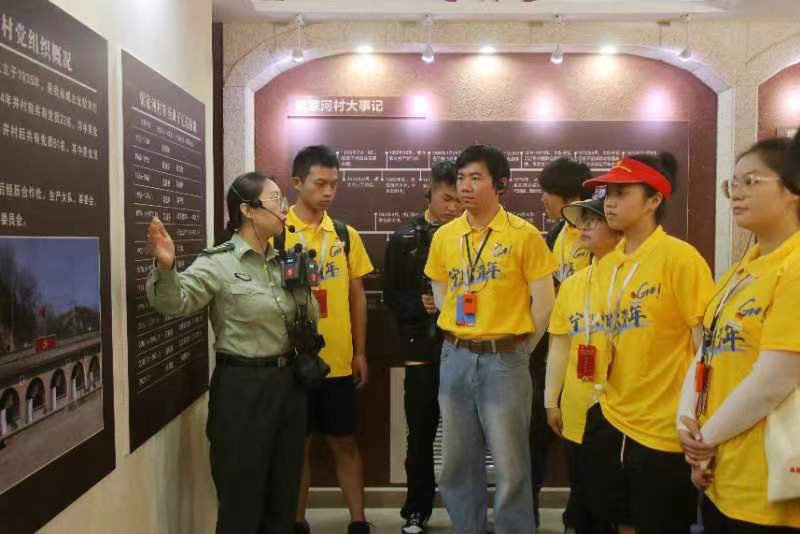 近日，宁波职业技术学院“青春向党·星火传承”暑期社会实践团队的10名大学生前往延安，寻访“红色工匠”，学习延安精神，上了一堂“行走的思政课”。