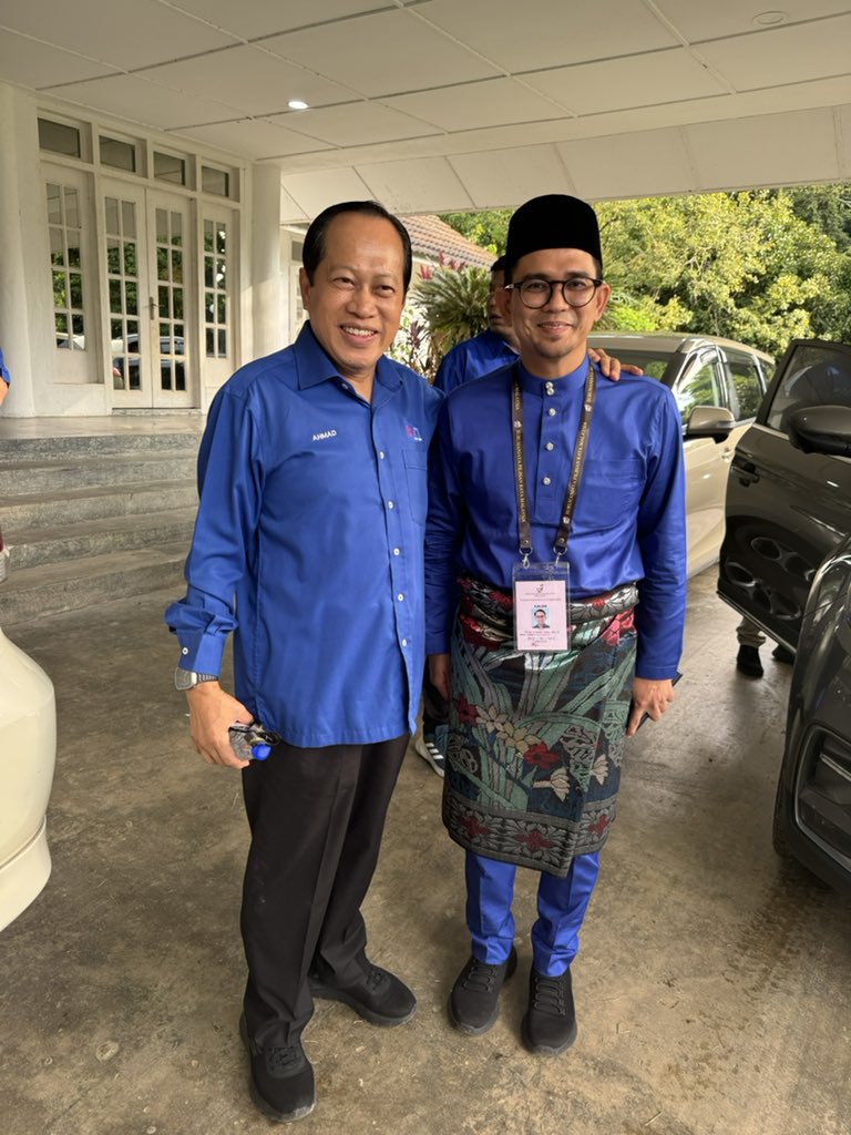 ahmadmaslan's tweet photo. Bersama Sdra Awi / Azmawi calon #BN PRK #Nenggiri di rumah YM TS Razaleigh (Ku Li) di Gua Muse, #Klate. Pagi Hari Penamaan Calon, Sabtu 3/8/24. Terima kasih beri sokongan kpd anak muda yg banyak pengalaman &amp; telah bantu YB Aziz bekas ADUN Nenggiri &amp; Galas selama 13 tahun. https://t.co/51HuyDk00J