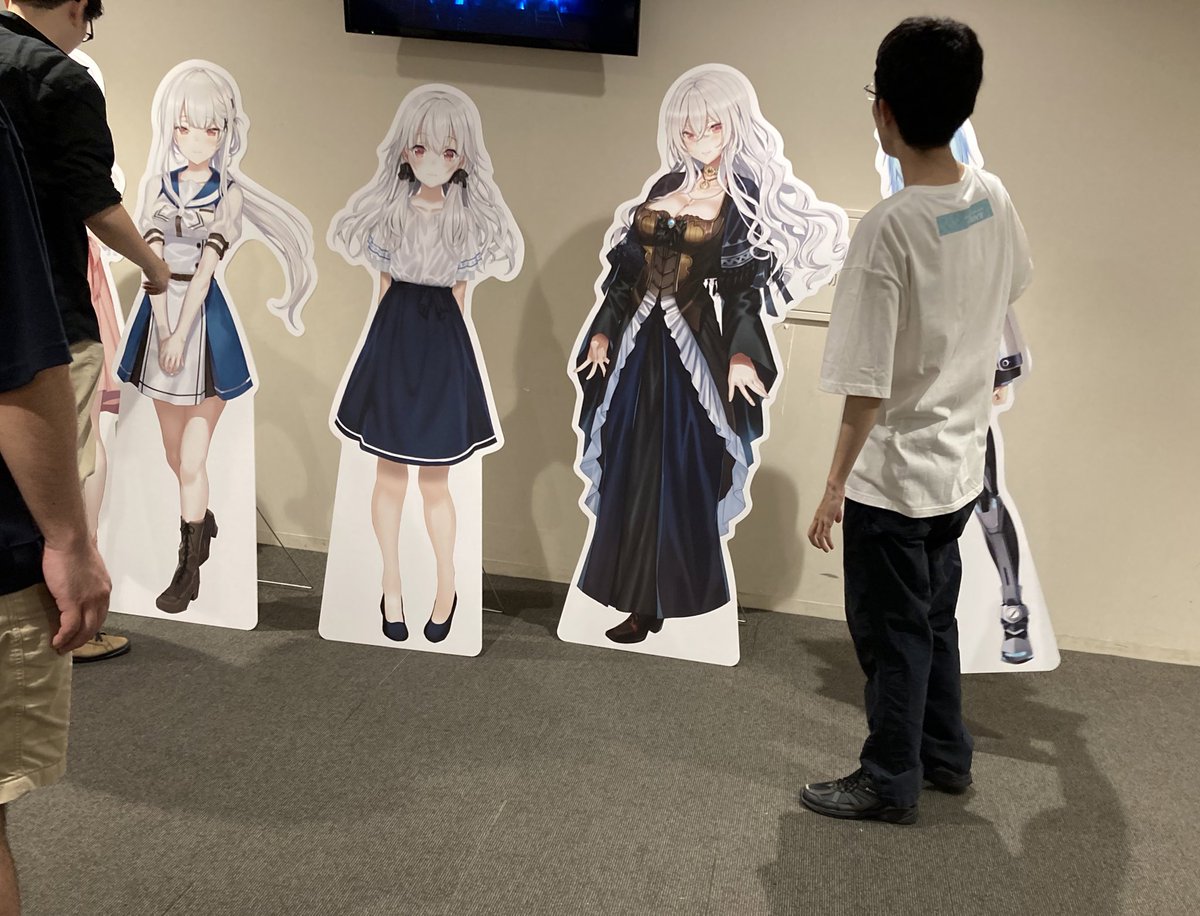 パネルの配置でイラストレーター２人が大議論を交わしている
#CASE_