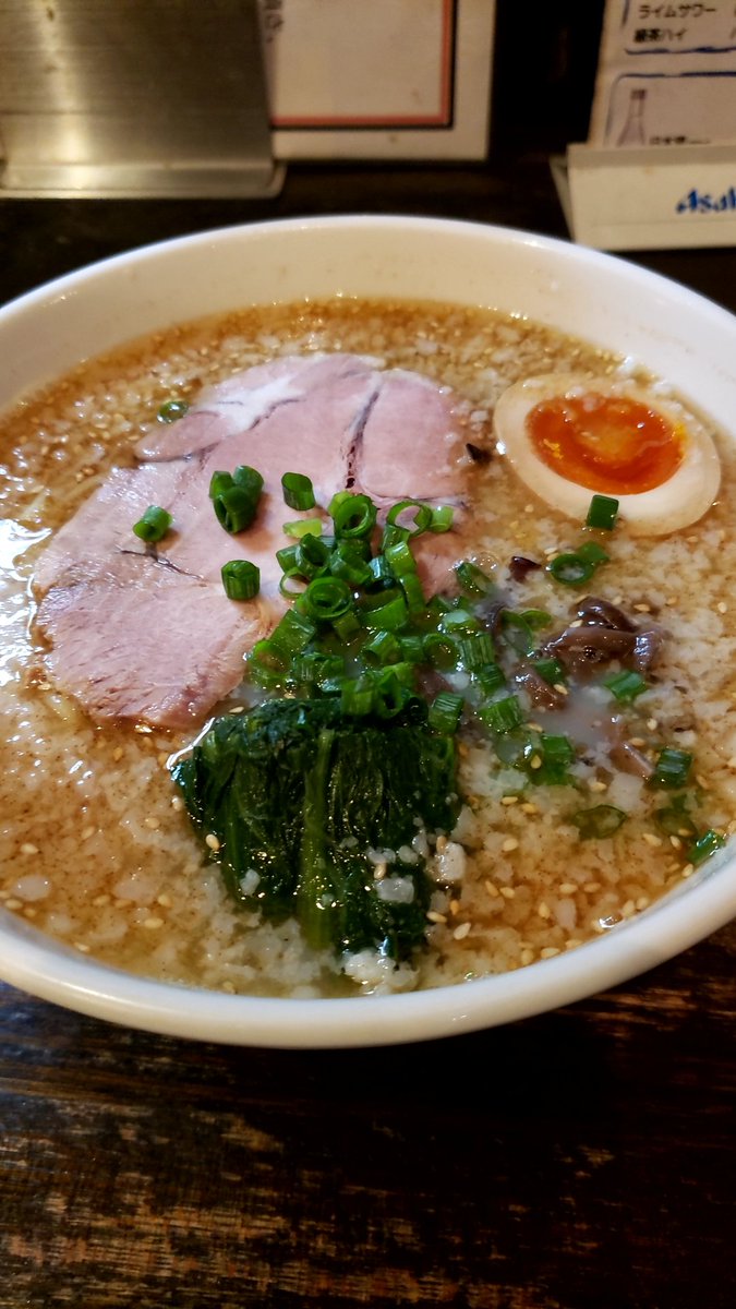 haps_misa's tweet photo. こんにちは

久々のラーメン部になります。
本日は<盛壱>さんです。

メニューも豊富なんですが
せっかく夜にお邪魔したので
夜の塩こて頂きました

表と裏があり、違いも気になるけど
ワンタン麺とかまぜ麺も気になる～
また行こう

#盛壱
#深夜ラーメン
#夜の塩こて https://t.co/W3PjTMGl4S