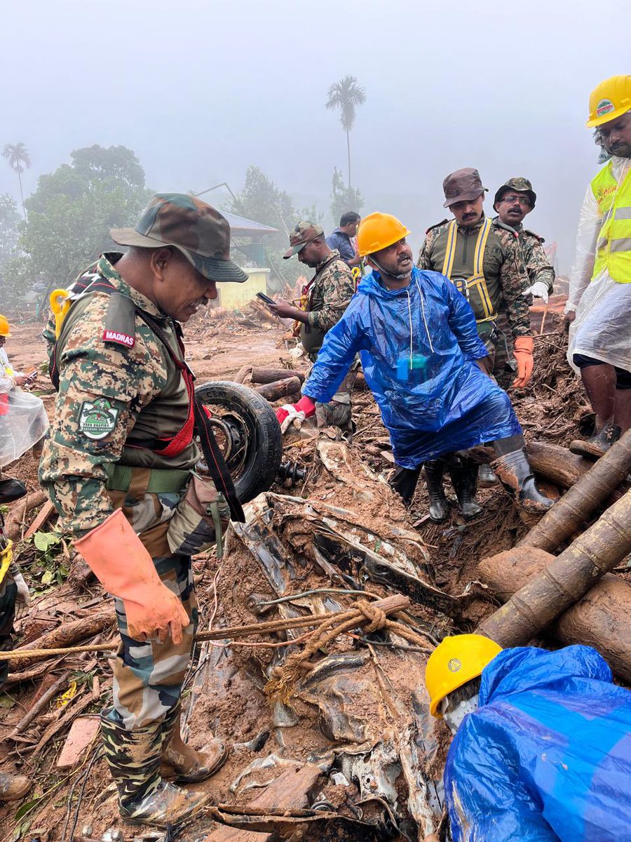 DefencePROkochi's tweet photo. #Update:Day5
#WayanadLandslide 
- Coord meeting chaired by IGP  North Kerala at 1900hr on #02Aug.
- On request from Kerala Govt for Radar eqpts for deep search,
1 x Xaver Radar&amp; 04x Reeco Radars along with operators will be airlifted ex Delhi on #03Aug in IAF aircraft.(1/2) https://t.co/R00IlcxxtJ