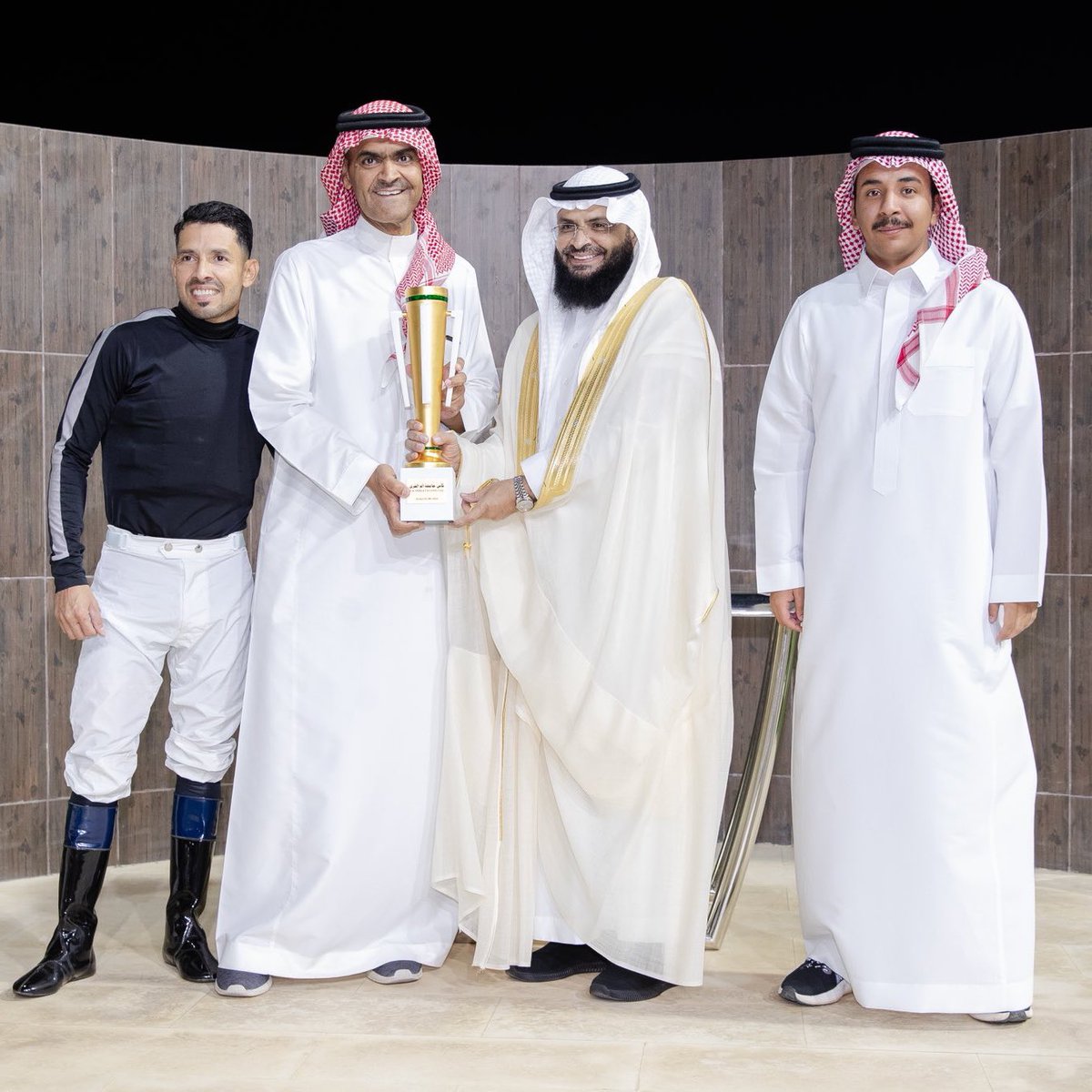 Vice Dean of @uqu_edu, Dr. Farid bin Ali Yahya Al-Ghamdi, presents the Um  Alqura University Cup to our winning connections. #TaifSeason | #SaudiRacing