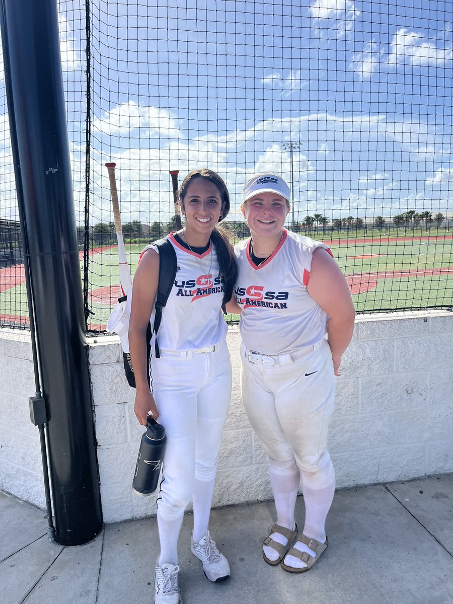 Elena Elash tweet media