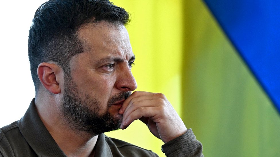BowesChay's tweet photo. Dictator Zelensky has said, "The people" will have to vote on whether to give up territory to end the War. 

But he won't he allow them to vote to decide whose President of Ukriane? https://t.co/Usp8rDSFJp