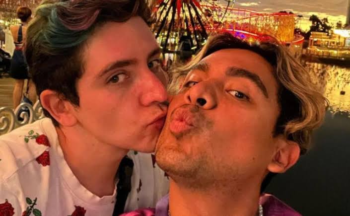 ElOtroGuero's tweet photo. Abro hilo de la historia de cuando Pepe y Charly me acosaron por no jalar a un trío con ellos. https://t.co/IUQMI84EWd