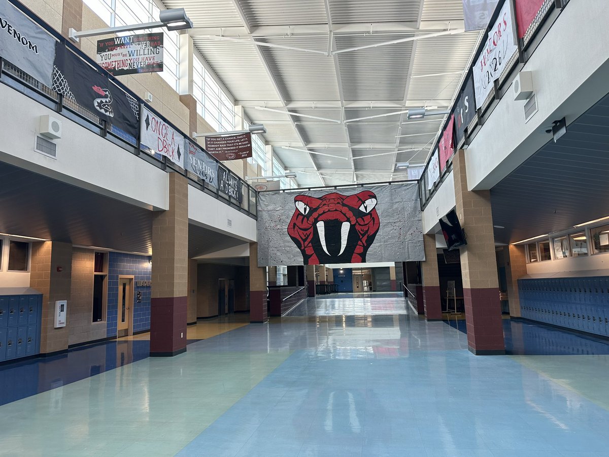 lonielim's tweet photo. Our Student Council worked hard this week to make sure our campus is ready for a new year. Go Diamondbacks! #LoveDO ❤️🖤🐍 https://t.co/vpRwjWcSvF