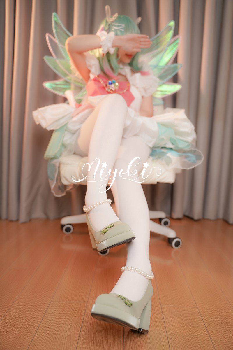 瑶瑶的情人节限定，本次搭配了非常正统的白丝裤袜，内衣是特别为此增加了蝴蝶结的，同样用了粉绿的配色~ https://t.co/4gxHizMCmk