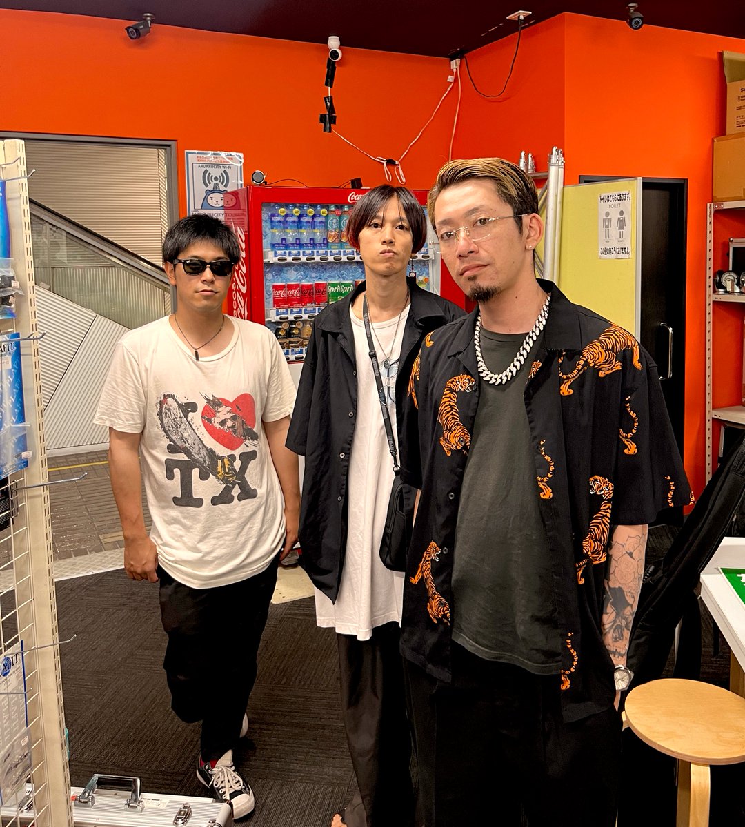 小倉店です！

The meRancholyさんにご利用頂きました💪🏼💪🏼

こちらのカッコ良すぎる3人は、
今日これから久留米ウエポンで出演‼️

是非遊びに行ってみてください👍👍