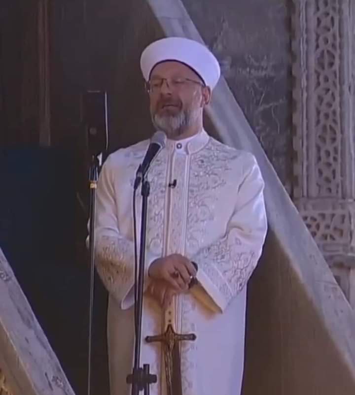ترک مذہبی امور کے صدر علی ایرباش آیا صوفیا میں جمعہ المبارک کے خطبہ میں تلوار لے کر نمودار ہوئے۔
 یہاں سے، آیاصوفیا کے منبر سے، جو  سلطان محمد فاتح، فاتح استنبول نے ہمیں سونپا، میں ایک بار پھر پوری دنیا کے سامنے اعلان کرتا ہوں کہ کوئی بھی ظلم اور ناانصافی دائمی نہیں ہے۔