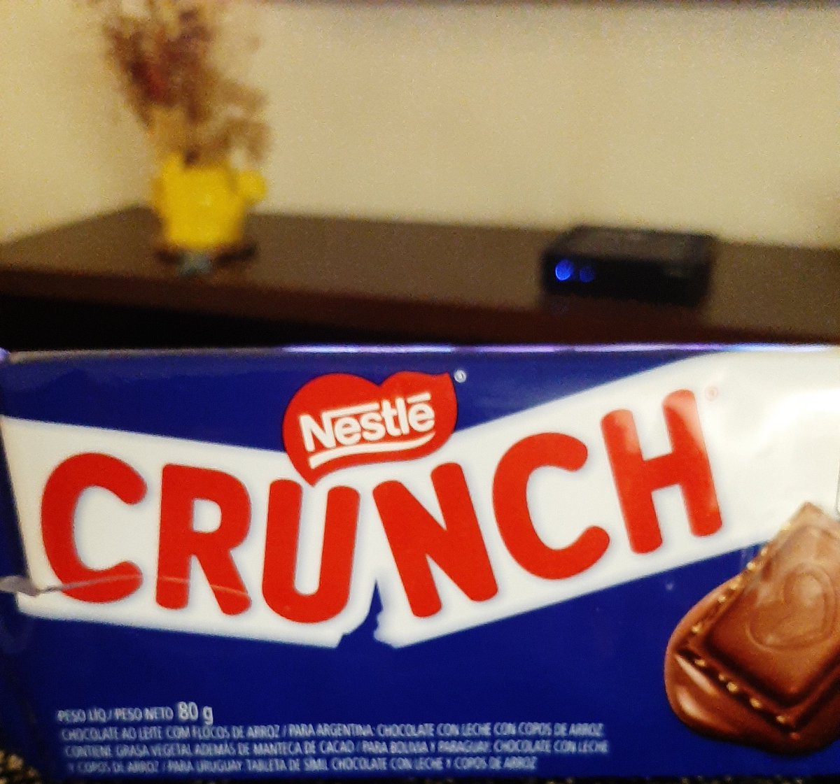 No mercado de bairro daqui procurei um chocolate e entre outros tinha só 1 Crunch todo quebrado. Peguei. A moça do caixa estranhou dizendo que algumas pessoas desistiram dele pq estava quebrado. 
Eu disse: Oxe. Quebrado não muda o gosto. Levei.
Eu amo #crunch