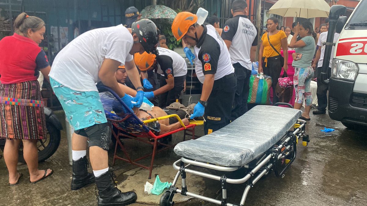 En horas de la tarde el conductor de un vehículo pierde el control del mismo y cae a un río en la 3 calle de la Colonia Las Delicias, Santa Lucía Cotzumalguapa, luego del rescate fue trasladado al seguro social de la localidad con golpes en diferentes regiones del cuerpo.
