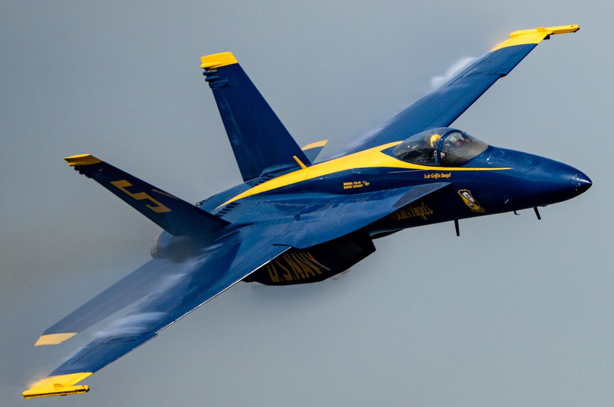 SeattleWXGuy's tweet image. I'm just here for the condensation #blueangels #Seattle #Seafair