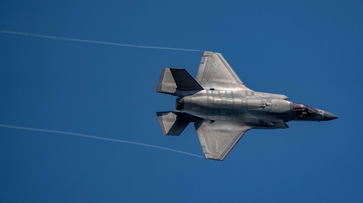 SeattleWXGuy's tweet image. I'm just here for the condensation #blueangels #Seattle #Seafair