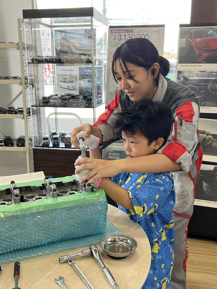 T_noborikawa's tweet photo. 夏休み🏝
キッズ��ーニバル開催中🎌

各店舗にて、
夏休みの工作
キッズエンジニアの体験が出来ます👩🏻‍🔧🧑🏻‍🔧

登川店では
手作り太鼓、光るうちわがあります！

午前中に多くのご家族様が来てくれました！
ありがとうございます🙇‍♂️ https://t.co/uWl9NSUT6S