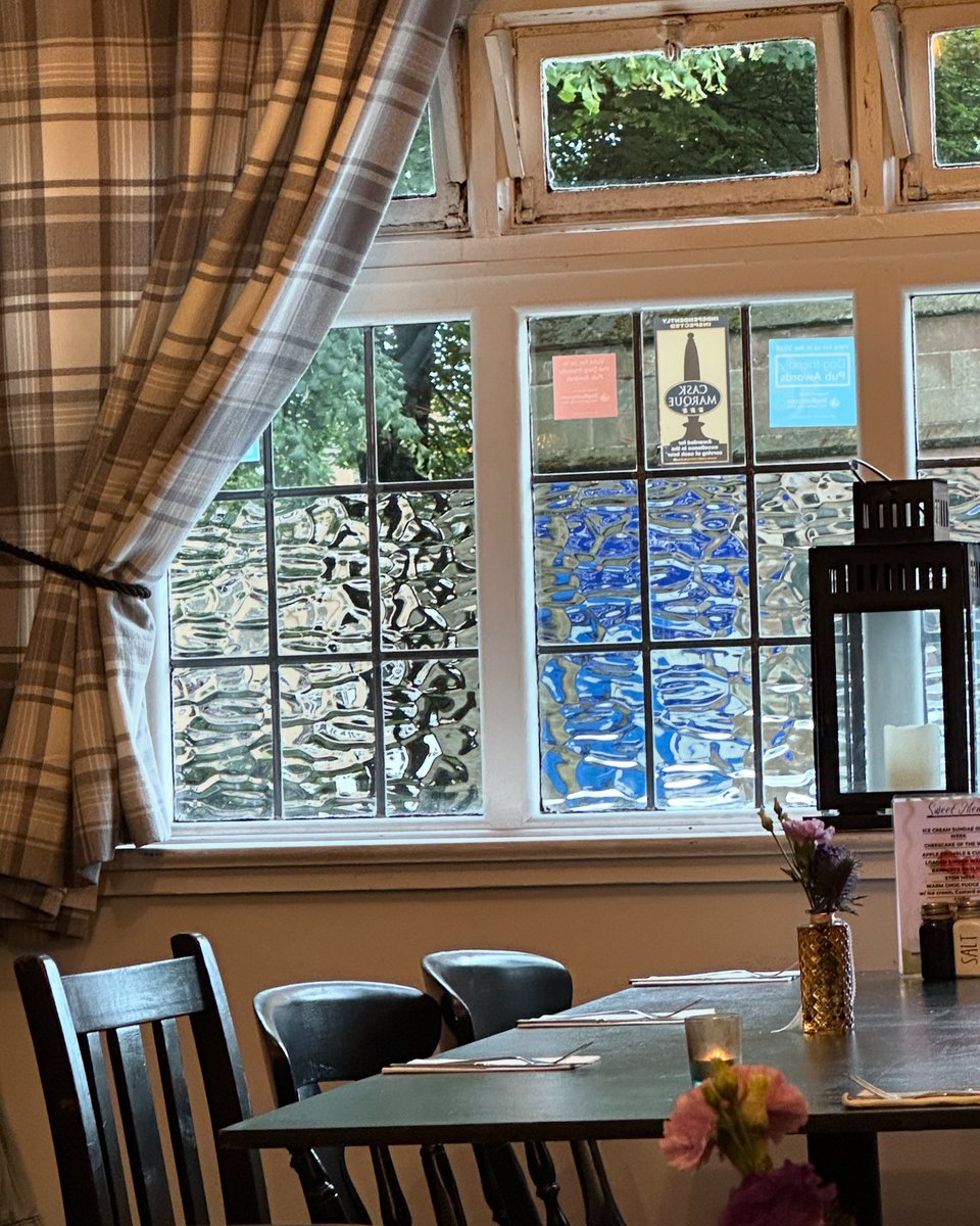 You know you’re married to someone special when not only do they correctly identify the obscure glass pattern in the pub window but also point out that it’s glazed in the wrong direction 😍 #flemish
