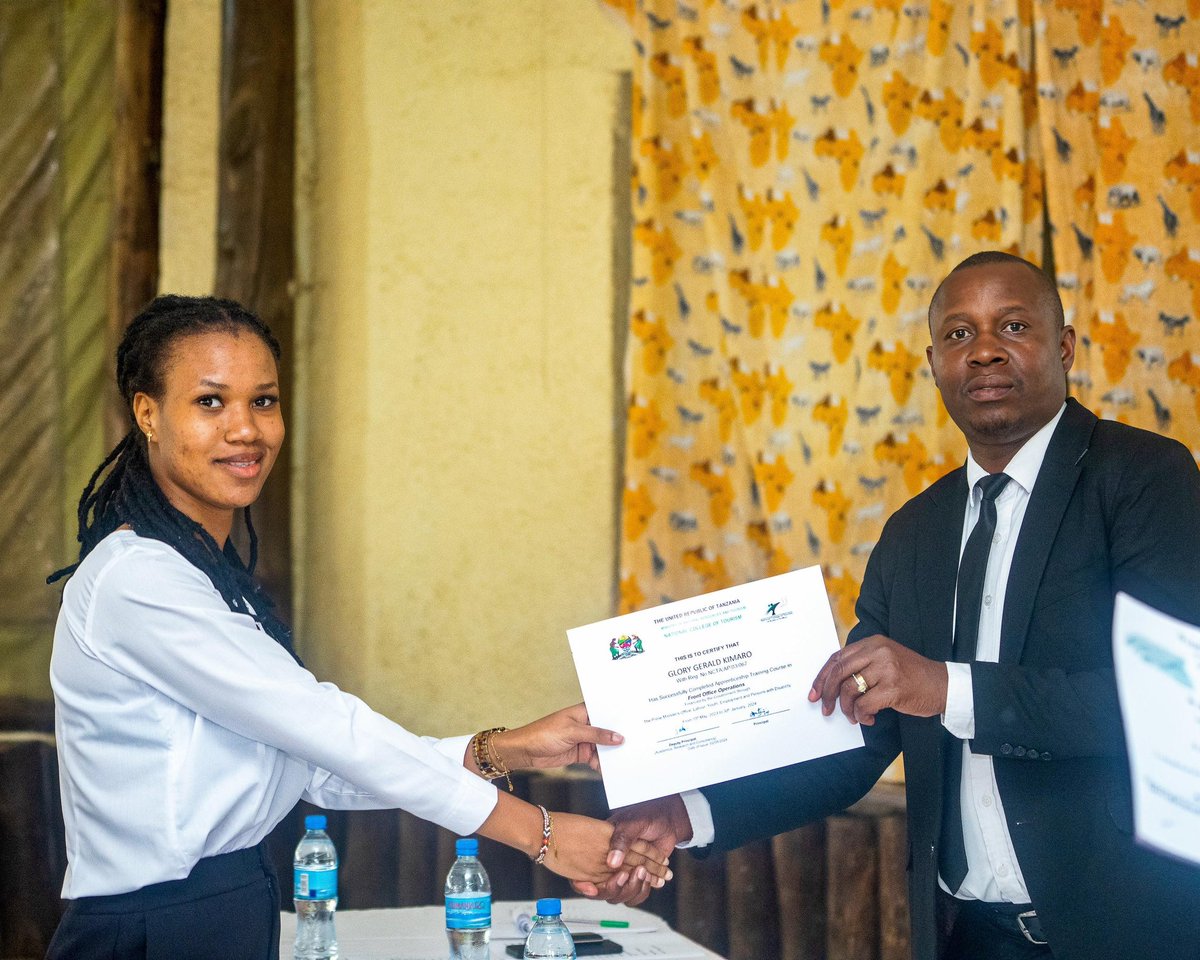 NCTTanzania's tweet photo. Wahitimu hawa wamemaliza mafunzo yaliyodumu kwa miezi minane chini ya udhamini wa Ofisi ya Waziri Mkuu (Kazi, Vijana, Ajira na Wenye Ulemavu). 

Mgeni rasmi katika hafla hiyo alikuwa Mkuu wa Wilaya ya Arusha, Mhe. Felician Gasper Mtahengerwa. https://t.co/E4nhh2gmLd