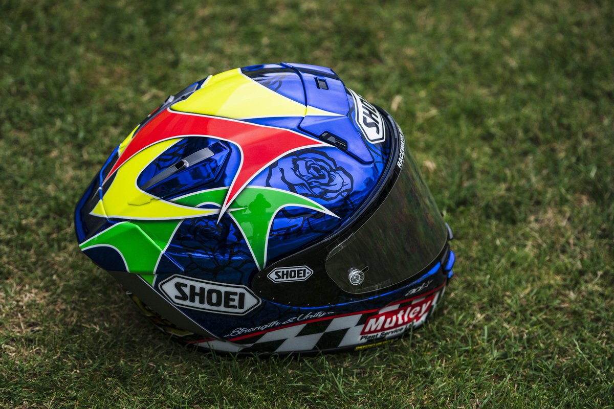 AsparTeam's tweet photo. 🤩 Special #BritishGP for @jakedixonracing 🤩

The design is from 1994, when his dad Darren Dixon started wearing it, before becoming Sidecar World Champion in 1995 and 1996 🏆🏆 https://t.co/y4ZjH2oSZR