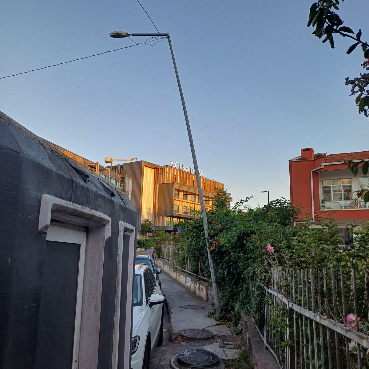 alpaysalt's tweet photo. Sarıyer, Ulu caddesi, bu kaldırım İzzet Baysal Huzurevi'nin önünde, süper lüks Acıbadem Maslak Hastanesi otopark girişine 5 metre, hemen karşısı @SariyerBelediye Kültür Merkezi, nikah dairesi ve hizmet binası. Hiçbir Sarıyerli buradan geçmemiş olamaz. Yaya, engelli nasıl yürür? https://t.co/IYtQUw5S2b