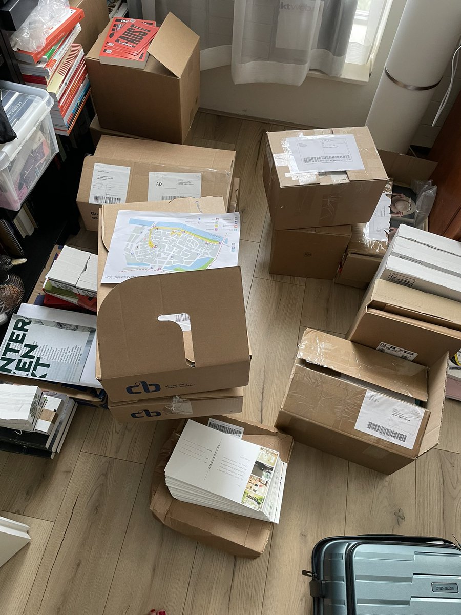Ik ben er (bijna) klaar voor! De Boekenmarkt in @deventer. Morgen vanaf 06.00 uur in de touwen. Zien ik je bij Kraam 213 van dr Groeneboekenshop: Onlineboekenshop? 
 #boekenmarkt #auteurs #signeren