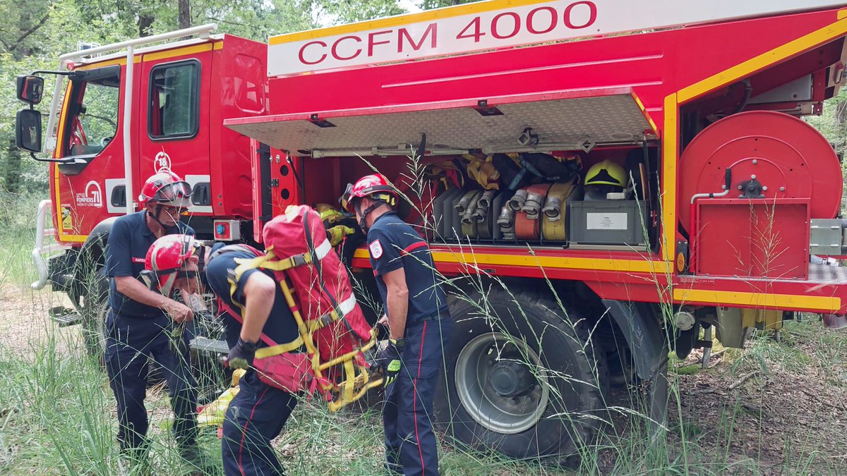 SDIS71's tweet photo. 🌳🔥#FDF | Deux détachements d'intervention préventifs #Fdf positionnés cette semaine sur deux secteurs à risque sévère de feux de récolte.
✅Un dispositif préventif qui s’inscrit dans la dynamique offensive d’adaptation de la @saoneetloire face aux changements climatiques. https://t.co/sJCiHOt03z