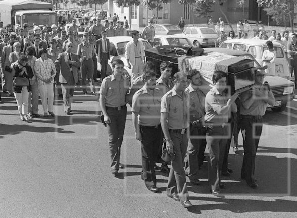 #TalDiaComoHoy de 1985 #ETA asesinó en #Alava al TEDAX de la <a href="/guardiacivil/">Guardia Civil</a> Fernando Amor. Murió cuando se encontraba desactivando una bomba que habían colocado en un disco-pub. Su mujer también estaba embarazada. Otra hija póstuma.

#heroes

También #Impune

Esto era ETA

🧵