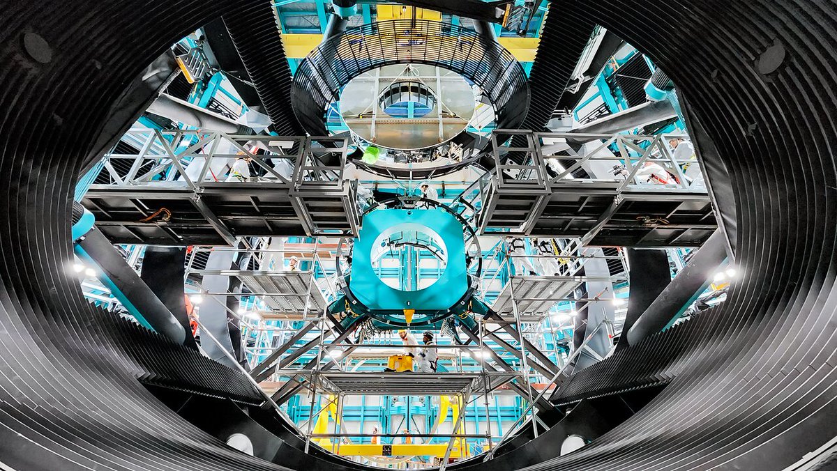 AstrospaceI's tweet image. Lo #specchio secondario da 3.5 metri dell'#Osservatorio Vera C. Rubin, uno dei più grandi mai realizzati, è stato installato correttamente sul Simonyi Survey Telescope.
@NOIRLabAstro 
astrospace.it/2024/08/03/ins…