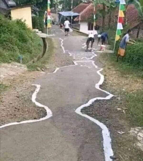 NKRIoneARC's tweet image. Agak lain, garis cat mengikuti jalan yang sekedarnya. 
Dengan Dana Desa Milyaran, seperti inilah pembangunan di desa-desa? 
#APBN #APBD 
Uangnya kemana?