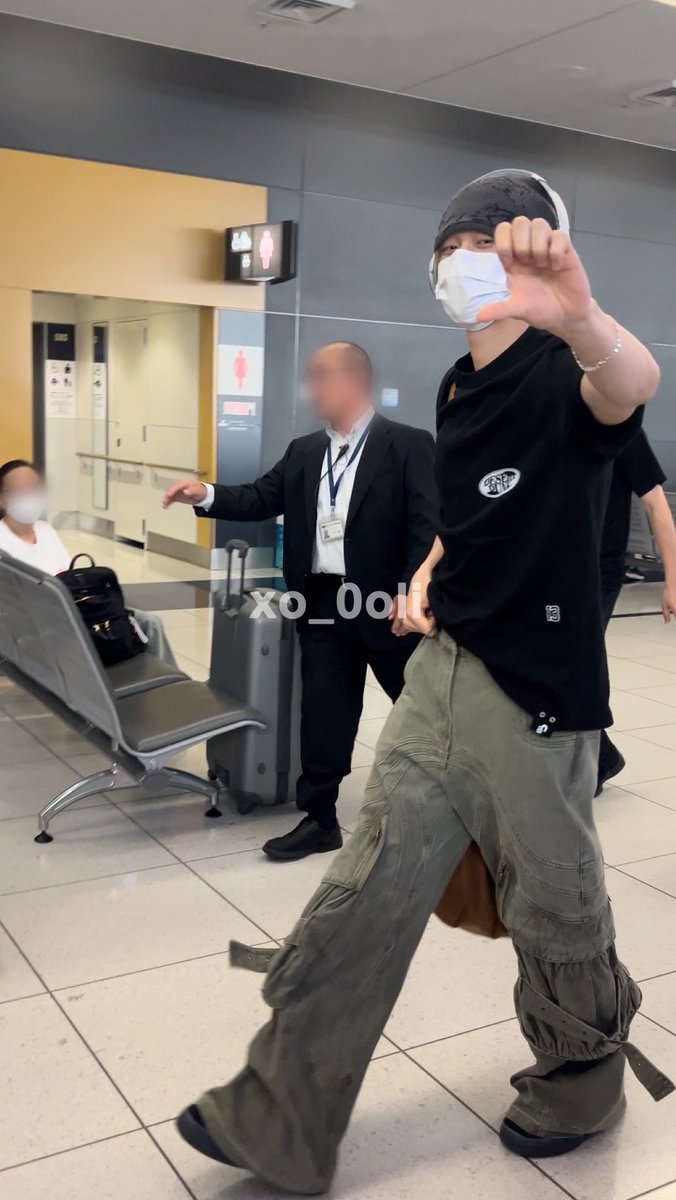 xo_0oli's tweet photo. 240803 txt 입국 入国 NGOトゥバ ✈️

연준 고마워요.🤎

 #ヨンジュン  #txt #トゥバ https://t.co/ICECoYV4sY