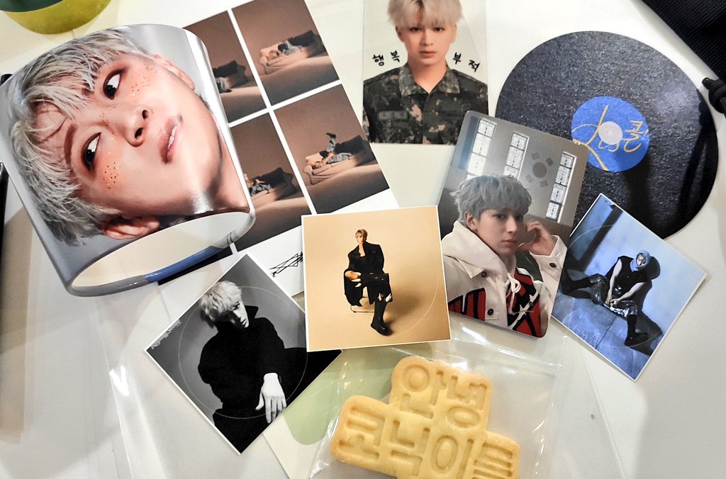 Enlisting Freebies given by Yunhyeong &amp; 143 🥺
The cookie says "hello, konics! / annyeong, konicideul"

Also I'm in love with that It's Call coaster and cupsleeve 😝 And this transparent card is adorable~ 

#송윤형 고마워요 맛있게 먹을게요~ 윤형이도 잘 갔다 와요!🥺