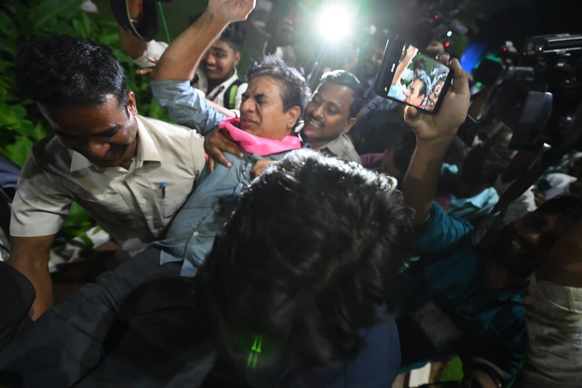 KTRBRS's tweet photo. పోరాటం మాకు కొత్త కాదు ✊

ప్రభుత్వం ఏర్పడ్డ ఏడాదిలో రెండు లక్షల ప్రభుత్వ ఉద్యోగాలు అని నమ్మించి రాహుల్ గాంధీ తెలంగాణ యువతను మోసం చేస్తున్న విధానం మీద అవసరమైతే ఢిల్లీకి వచ్చి మిమ్మల్ని ఎండగడతం

వదిలిపెట్టం, మీరు బూతులు తిట్టినా, అవమానించినా ప్రశ్నిస్తూనే ఉంటాం, నిలదీస్తూనే ఉంటాం 

జై తెలంగాణ