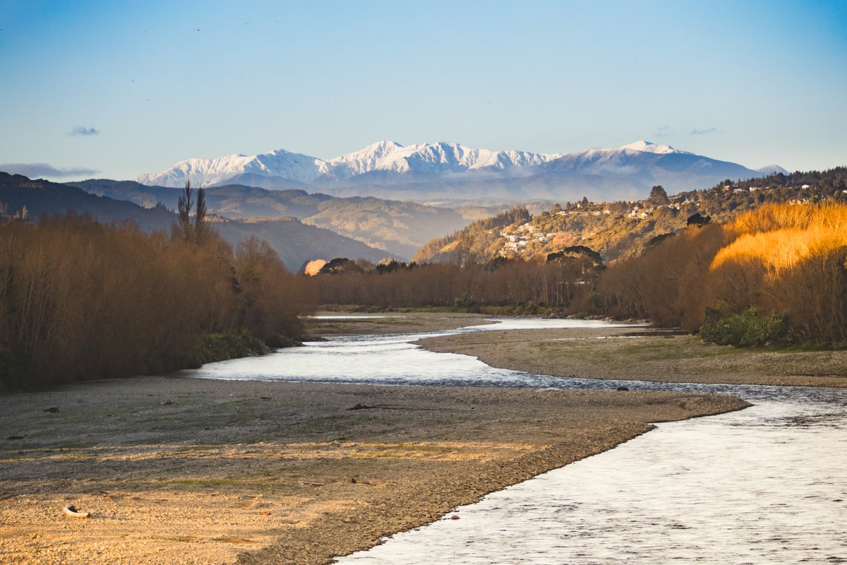 BR4DY's tweet image. How amazing is the snow today on the Tararua Ranges! Looked too amazing not to stop and take a photo this afternoon from Kennedy Good Bridge! #LowerHutt