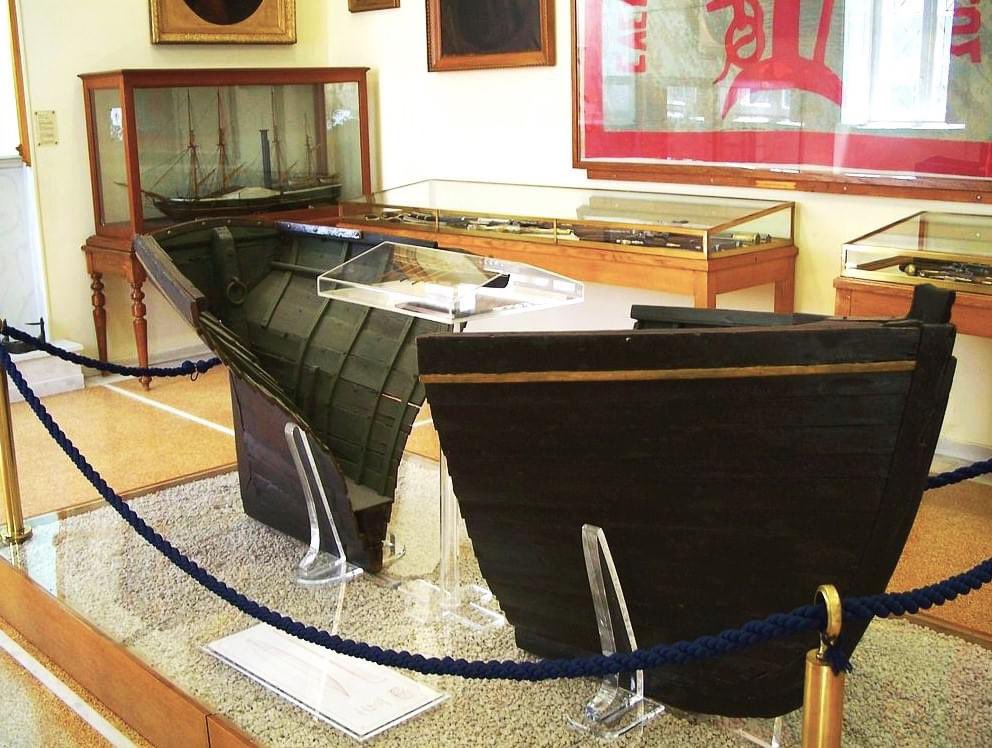 σαν σήμερα, μια μαύρη σελίδα της ιστορίας μας, ξεχασμένη κάτω από το χαλάκι 
Γράφει ο Β. Ραφαηλίδης: «Οι πιο ισχυρές οικογένειες στην Ελλάδα ήταν αυτές των Κουντουριωτών και Μιαούληδων της Ύδρας.