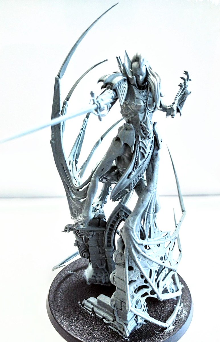 【日刊ウォーハンマーを作る54】

LAUKA VAIを組み立てベースをペイント。さて、これからがお楽しみの工程。

パーツ的にはボディ、下半身、翼、遺跡の4つ分けて塗っていくけど、どこから塗ろうかな〜？遺跡から上に向かって塗ってみようかな🎶

#warhammer
#ウォーハンマー
#ソウルブライト