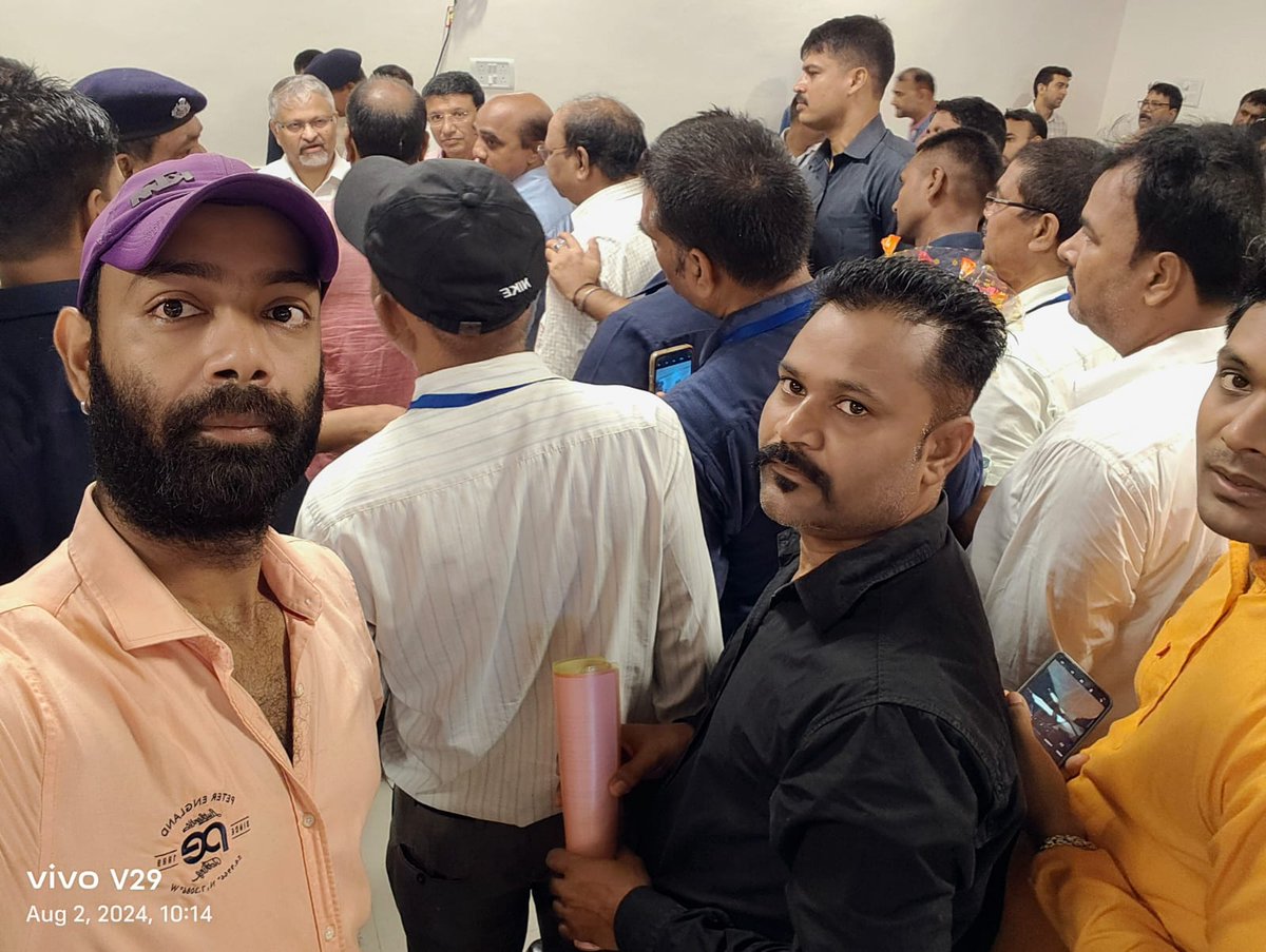 AIRAAAOFFICIAL's tweet photo. Appreciation post for our beloved President Chandan Paswan ji. Yesterday he met Hon'ble Shri Milind Deouskar,General Manager of @EasternRailway &amp; gave memorandum regarding railway apprentices absorption issues. Kudos to Bihar team for their tremendous effort.👏
@AshwiniVaishnaw https://t.co/KnlXAFvUbJ