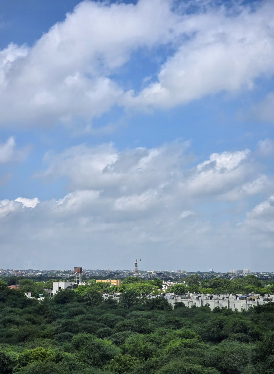 DrAmbrishMithal's tweet image. After being roasted in the heat and battered by floods, one of those days that elevates your spirits.

#viewfromthewindow
#blueskies #clouds #qutubminar

Zoom to see the little bird near the minar..

#delhi #saket @max