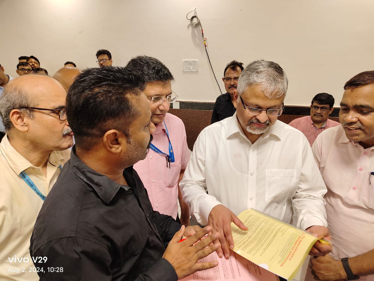 𝐆𝐚𝐮𝐭𝐚𝐦 𝐑𝐨𝐮𝐭 🆇 (@gautamhere_) on Twitter photo Appreciation post for our beloved President Chandan Paswan ji. Yesterday he met Hon'ble Shri Milind Deouskar,General Manager of <a href="/EasternRailway/">Eastern Railway</a> & gave memorandum regarding railway apprentices absorption issues. Kudos to Bihar team for their tremendous effort.👏
<a href="/AshwiniVaishnaw/">Ashwini Vaishnaw</a> Appreciation post for our beloved President Chandan Paswan ji. Yesterday he met Hon'ble Shri Milind Deouskar,General Manager of <a href="/EasternRailway/">Eastern Railway</a> & gave memorandum regarding railway apprentices absorption issues. Kudos to Bihar team for their tremendous effort.👏
<a href="/AshwiniVaishnaw/">Ashwini Vaishnaw</a>