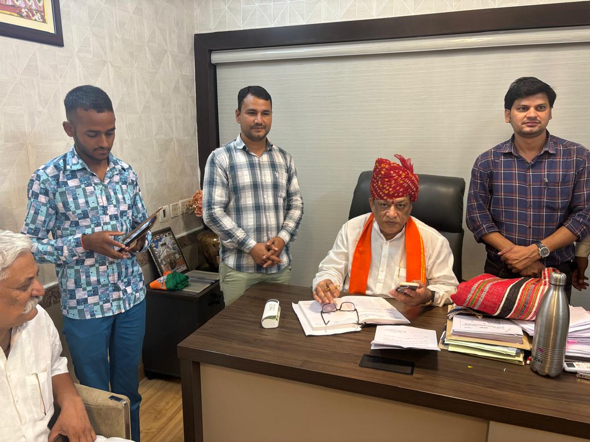 JoraramKumawat's tweet photo. आशीर्वाद, सम्मान, समाधान

जनसमस्याओं के निराकरण हेतु आज जयपुर आवास पर जनसुनवाई कार्यक्रम के तहत प्रदेश के विभिन्न क्षेत्रों से पधारे सम्मानित नागरिकों व कर्मठ कार्यकर्ताओं से स्नेहिल भेंट की व  उनकी समस्त समस्याओं को सुनकर सम्बंधित अधिकारियों को समस्याओं का अतिशीघ्र समाधान करने हेतु निर्देशित किया।

@BhajanlalBjp @BJP4India @BJP4Rajasthan