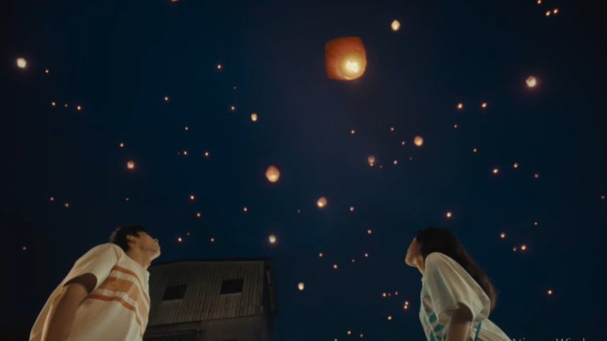 TarizSolis's tweet photo. "Hidup hanya sekali, jadi jangan sampai menyesalinya."

Sudah tahu bakal kejam, masih saja nekat nonton 18x2 Beyond Youthful Days di Netflix yg bikin hati nyeri. Awalnya sih nerbangin perasaan tinggi-tinggi dengan romance riang nan gemas, tapi lalu perlahan menjatuhkan saat wajah asli cerita terungkap & kemudian meremukkannya di menit-menit akhir.

Nyeritain seorang lelaki yg akhirnya mutusin buat mengunjungi kampung halaman seorang perempuan yg membuatnya sulit move on selama 18 tahun, ini bukan sebatas romance pilu. Melainkan juga kisah pencarian jati diri dari manusia yg pernah merasa menyia-nyiakan hidupnya & sekarang mencoba menemukan lagi tujuan yg sebenarnya ingin dicapai dalam hidup.

Cakep!