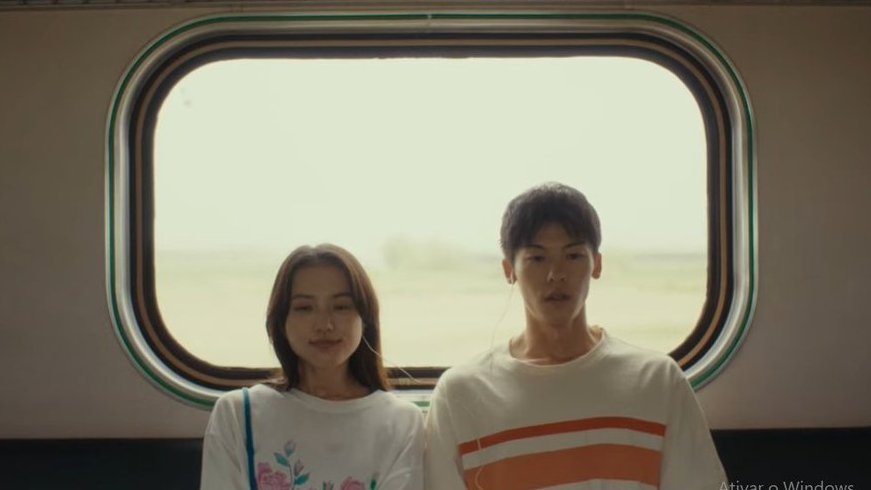 "Hidup hanya sekali, jadi jangan sampai menyesalinya."

Sudah tahu bakal kejam, masih saja nekat nonton 18x2 Beyond Youthful Days di Netflix yg bikin hati nyeri. Awalnya sih nerbangin perasaan tinggi-tinggi dengan romance riang nan gemas, tapi lalu perlahan menjatuhkan saat wajah
