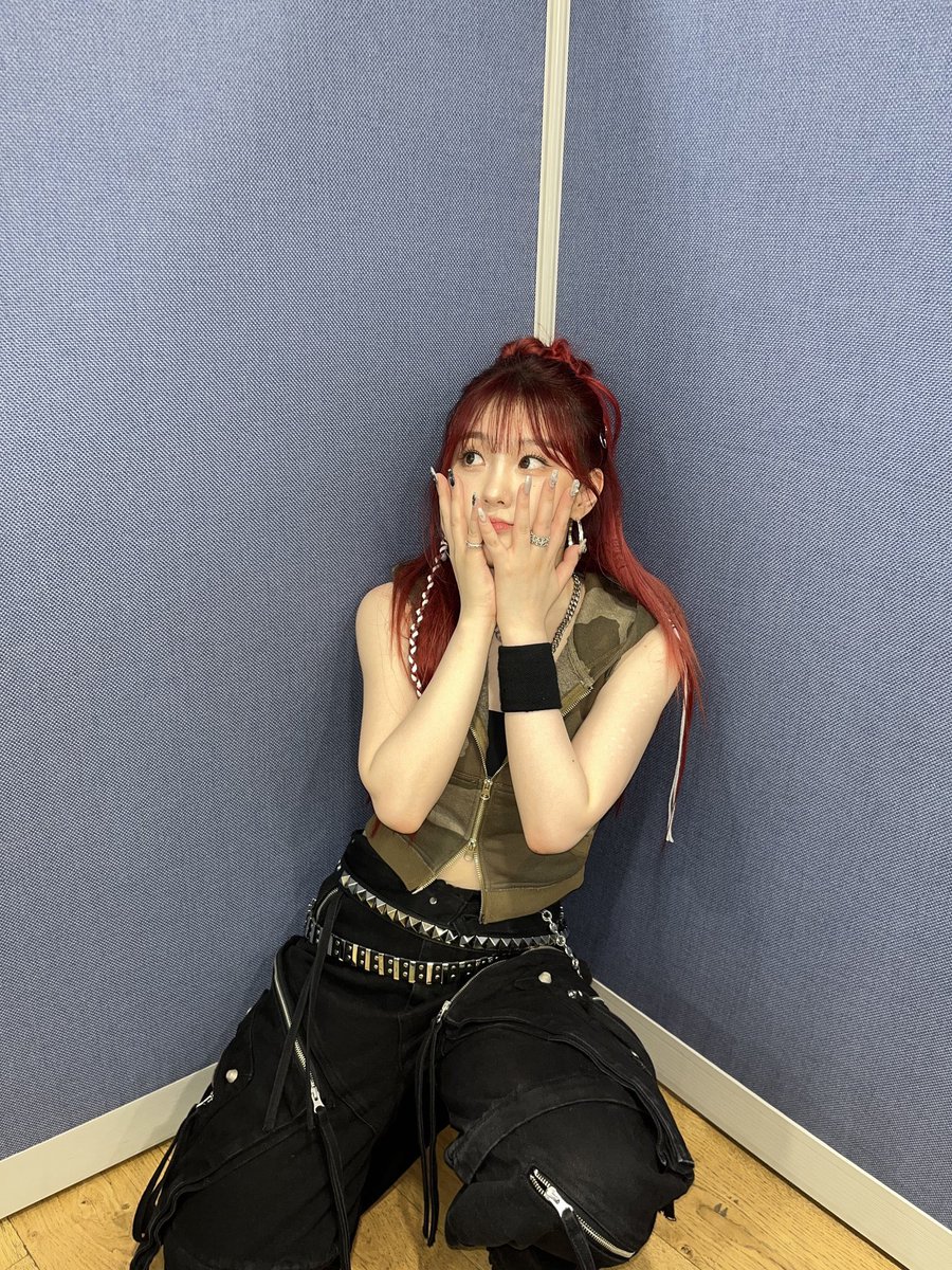 Chbehyun's tweet photo. hair that was tied up in a bun, a little pouty lips tied with a condensed pleasant impression i have carved, and as soon as i could sense the aura that has been trailing me was begin to contrast the camera to cast some smudges of charm which define me on the moonlighted ˚₊‧ ଳ https://t.co/GmnOAPCnOQ