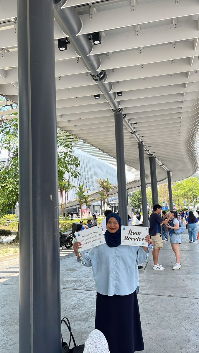 urdonghaeyaa's tweet photo. sesiapa yang ada beg freebies/luggage untuk dijaga, kami boleh jagakan!! kami dah sampai. area depan national aquatic centre and pintu C bukit jalil. accept walk in too 🫶🏻🫶🏻💙 

#SPINOFFHALFTIME_IN_KL https://t.co/8M71oE0X59