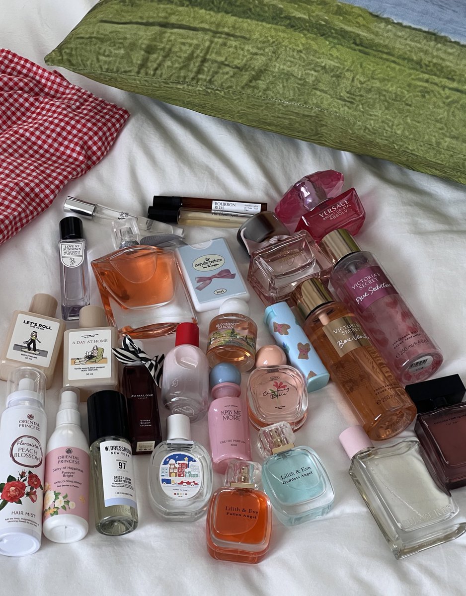 เธรดยาวหน่อย แต่รวมน้ำหอมทุกขวดที่ฉีดแล้วโดนชมหรือมีคนทักถามว่าใช้น้ำหอมอะไร🧸🍿 มีทุกแนว ซื้อเองใช้จริง📧 แบรนด์ไทยเยอะมากที่ทำถึง ใครเล็งจะตำน้ำหอมกดตามได้เลยราคา 200-4,000 งบไหนก็ตัวหอมได้📗🍒🍧