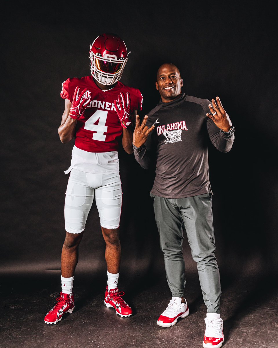 DeAnthony91's tweet image. Emmett Jones his MO, a clean-cut sharp gentleman always carried himself a certain way. Gone have them J&apos;s on Fashow. The type of coach and leader with good character going to keep his nose clean, someone players can look up too. Has that underrated Dog in him.~ 
#LearnfromOthers