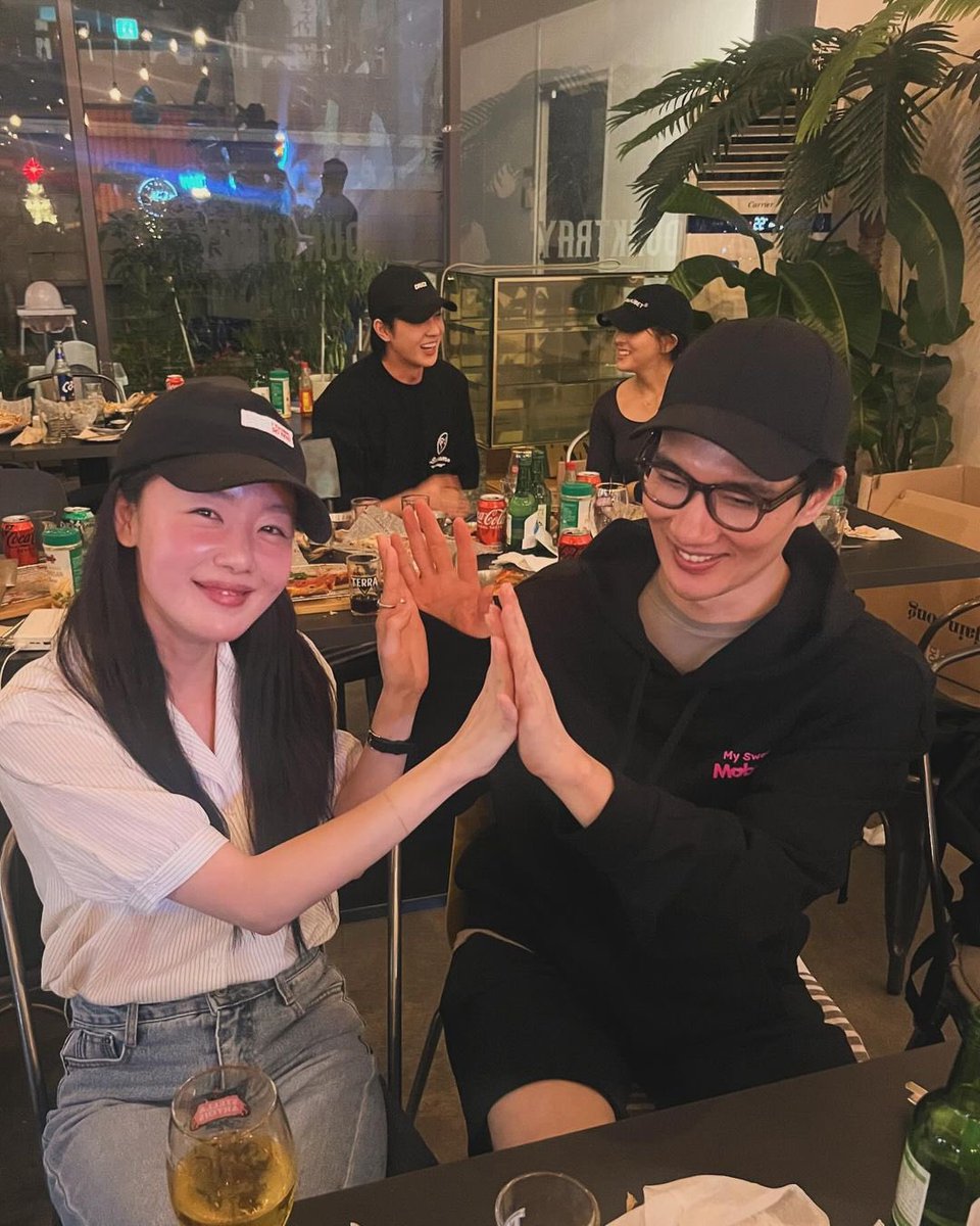 kdramacolor's tweet photo. "at least we're under the same sky, staring at the same moon and stars” https://t.co/tmu5qTBMy4