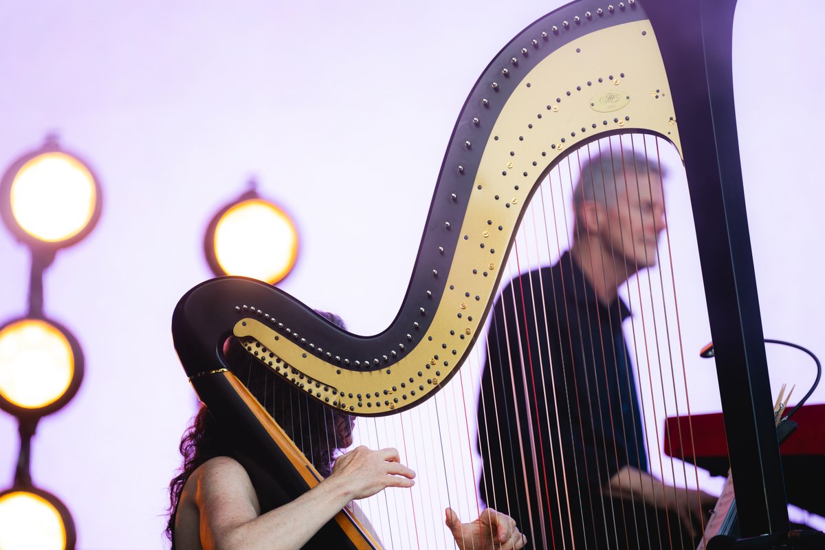 🎻 <a href="/laufey/">laufey</a> + a full orchestra = Lolla history made.