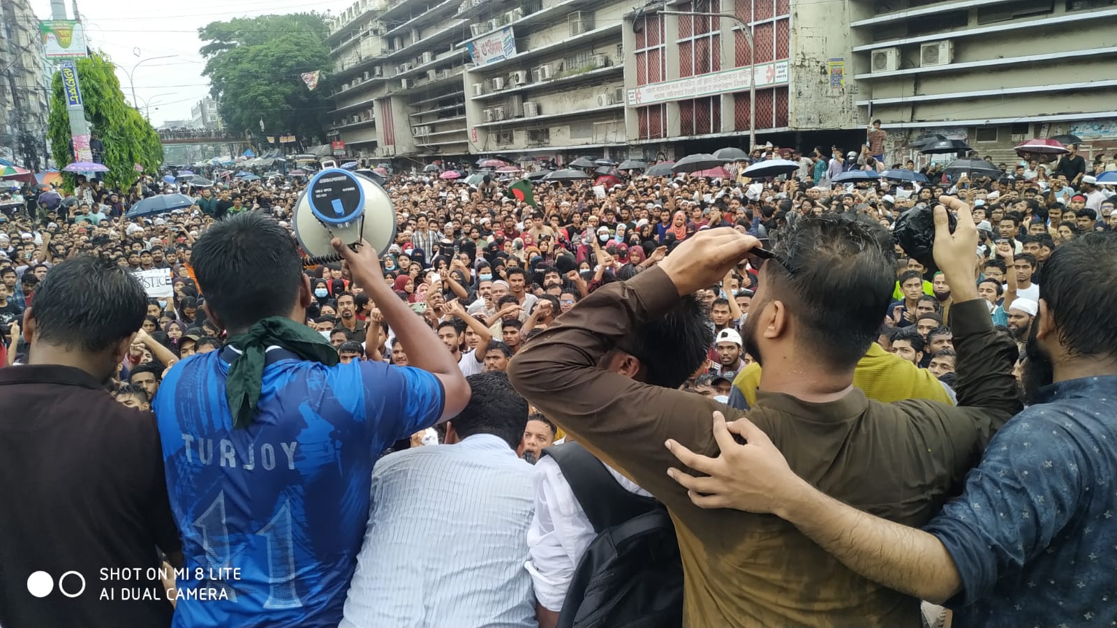 চট্টগ্রামে ঝড় – বৃষ্টি উপেক্ষা করে বৈষম্য বিরোধী আন্দোলনকারীদের মিছিল
